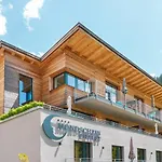 Mondschein & Ski-in Ski-out Luxus Am Arlberg מלון