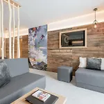 Mondschein & Ski-in Ski-out Luxus Am Arlberg מלון
