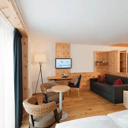 Mondschein Ski-in Ski-out Hotel Stuben am Arlberg