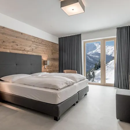 Mondschein Ski-in Ski-out Hotel Stuben am Arlberg